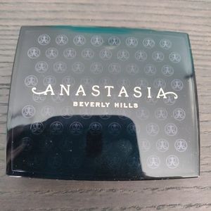 Anastasia Beverly Hills Makeup - Gently used(Anastasia BH Blush Trio) pink passion Anastasia Beverly Hills Makeup - Gently used(Anastasia BH Blush Trio) pink passion